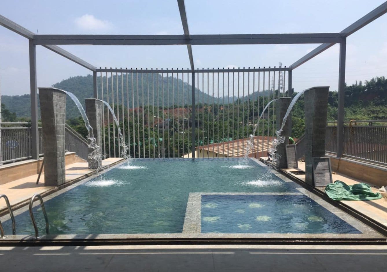 paramount-grande-ameneties-swimming-pool